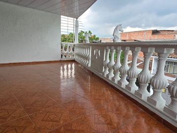 SE VENDE CASA DE TRES PISOS INDEPENDIENTES EN EL BARRIO ARANJUEZ, CALI.