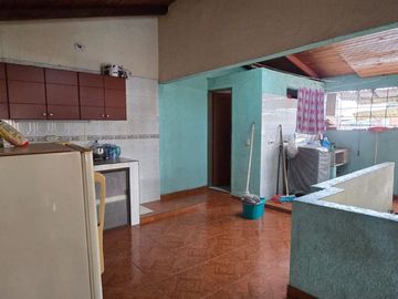 SE VENDE CASA DE TRES PISOS INDEPENDIENTES EN EL BARRIO ARANJUEZ, CALI.