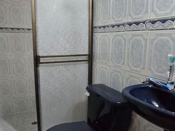 SE VENDE CASA DE TRES PISOS INDEPENDIENTES EN EL BARRIO ARANJUEZ, CALI.