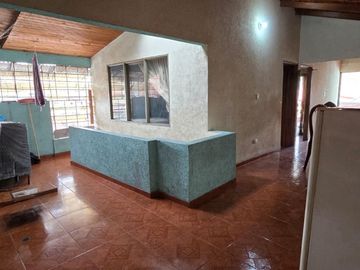 SE VENDE CASA DE TRES PISOS INDEPENDIENTES EN EL BARRIO ARANJUEZ, CALI.