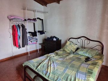 SE VENDE CASA DE TRES PISOS INDEPENDIENTES EN EL BARRIO ARANJUEZ, CALI.