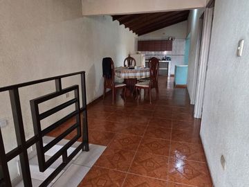 SE VENDE CASA DE TRES PISOS INDEPENDIENTES EN EL BARRIO ARANJUEZ, CALI.