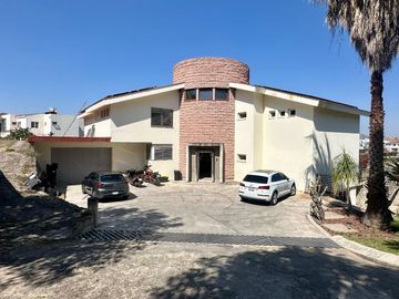 LAS CAÑADAS CASA EN VENTA CON HERMOSA VISTA A 3 MIN DEL COLEGIO