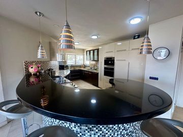 LAS CAÑADAS CASA EN VENTA CON HERMOSA VISTA A 3 MIN DEL COLEGIO