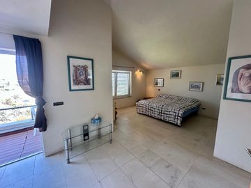LAS CAÑADAS CASA EN VENTA CON HERMOSA VISTA A 3 MIN DEL COLEGIO