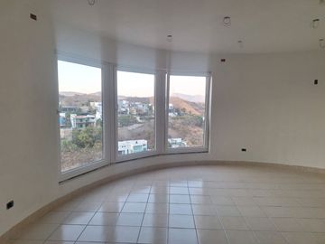 LAS CAÑADAS CASA EN VENTA CON HERMOSA VISTA A 3 MIN DEL COLEGIO