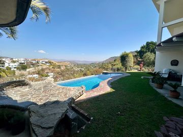 LAS CAÑADAS CASA EN VENTA CON HERMOSA VISTA A 3 MIN DEL COLEGIO