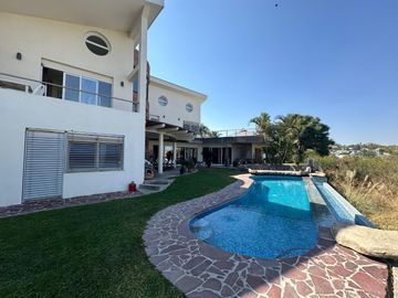 LAS CAÑADAS CASA EN VENTA CON HERMOSA VISTA A 3 MIN DEL COLEGIO