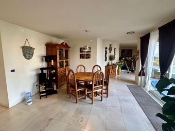 LAS CAÑADAS CASA EN VENTA CON HERMOSA VISTA A 3 MIN DEL COLEGIO