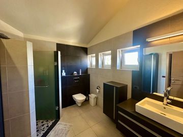 LAS CAÑADAS CASA EN VENTA CON HERMOSA VISTA A 3 MIN DEL COLEGIO