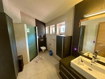 LAS CAÑADAS CASA EN VENTA CON HERMOSA VISTA A 3 MIN DEL COLEGIO
