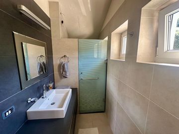 LAS CAÑADAS CASA EN VENTA CON HERMOSA VISTA A 3 MIN DEL COLEGIO