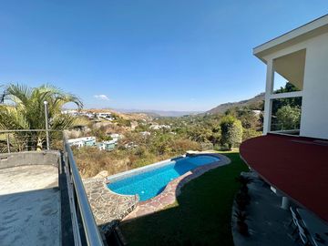 LAS CAÑADAS CASA EN VENTA CON HERMOSA VISTA A 3 MIN DEL COLEGIO
