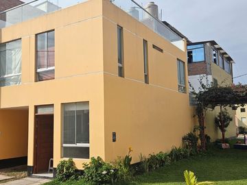 En Venta Casa En Esquina Dentro De Condominio Privado En Campiña De Moche (aipanaque)