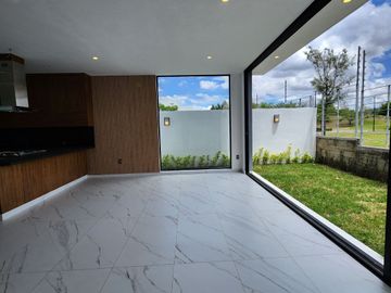 Casa nueva en venta en Parques Vallarta dentro de coto