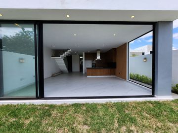 Casa nueva en venta en Parques Vallarta dentro de coto