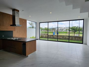 Casa nueva en venta en Parques Vallarta dentro de coto