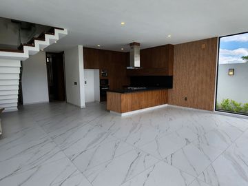Casa nueva en venta en Parques Vallarta dentro de coto