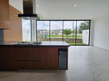 Casa nueva en venta en Parques Vallarta dentro de coto
