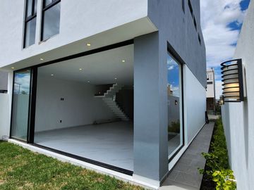 Casa nueva en venta en Parques Vallarta dentro de coto