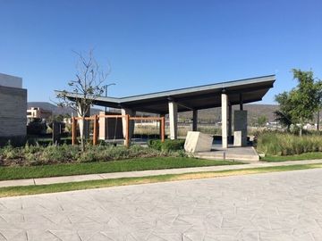 Casa nueva en venta en Parques Vallarta dentro de coto