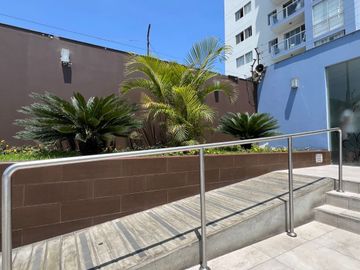 Depa con áreas comunes a espaldas de Open Plaza