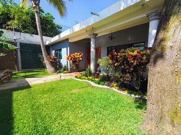 CASA DE UNA SOLA PLANTA EN GUACAMAYAS FRACCIONAMIENTO JUNTO AL RIO