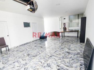 Venta De Amplia Casa De Lujo Con Piscina En La Molina