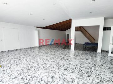 Venta De Amplia Casa De Lujo Con Piscina En La Molina
