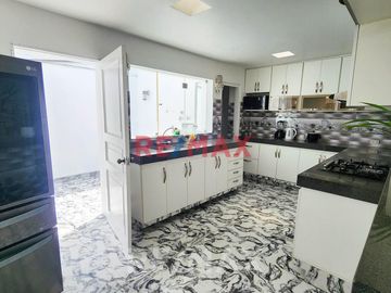 Venta De Amplia Casa De Lujo Con Piscina En La Molina