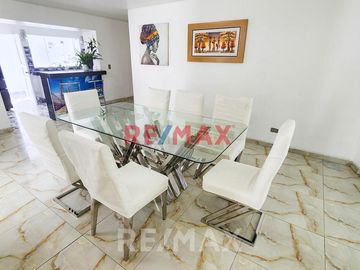 Venta De Amplia Casa De Lujo Con Piscina En La Molina