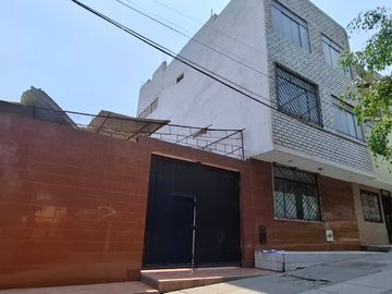 EN VENTA AMPLIA CASA EN VENTANILLA