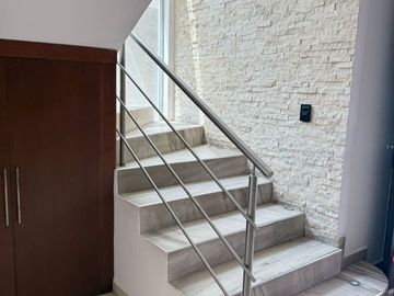 CASA EN VENTA SEMINUEVA – RESIDENCIAL LA MEZZA (CERCA DE LA UDLAP)