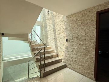 CASA EN VENTA SEMINUEVA – RESIDENCIAL LA MEZZA (CERCA DE LA UDLAP)