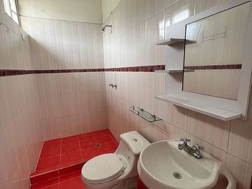 Casa de venta Urbanizacion la Marca, MItad del Mundo, amplia, 4 dormitorios, 4 garajes, zona residencial a 3 minutos mitad del mundo