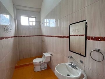 Casa de venta Urbanizacion la Marca, MItad del Mundo, amplia, 4 dormitorios, 4 garajes, zona residencial a 3 minutos mitad del mundo