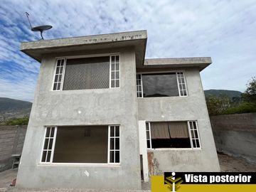 Casa de venta Urbanizacion la Marca, MItad del Mundo, amplia, 4 dormitorios, 4 garajes, zona residencial a 3 minutos mitad del mundo
