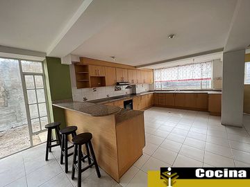 Casa de venta Urbanizacion la Marca, MItad del Mundo, amplia, 4 dormitorios, 4 garajes, zona residencial a 3 minutos mitad del mundo