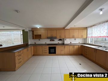 Casa de venta Urbanizacion la Marca, MItad del Mundo, amplia, 4 dormitorios, 4 garajes, zona residencial a 3 minutos mitad del mundo