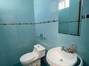 Casa de venta Urbanizacion la Marca, MItad del Mundo, amplia, 4 dormitorios, 4 garajes, zona residencial a 3 minutos mitad del mundo
