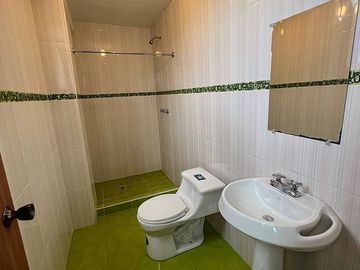 Casa de venta Urbanizacion la Marca, MItad del Mundo, amplia, 4 dormitorios, 4 garajes, zona residencial a 3 minutos mitad del mundo