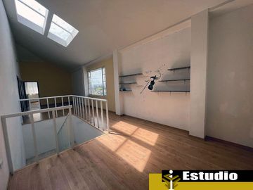 Casa de venta Urbanizacion la Marca, MItad del Mundo, amplia, 4 dormitorios, 4 garajes, zona residencial a 3 minutos mitad del mundo