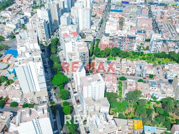 Departamento En Estreno En Barrio Médico En Edificio C/ Acceso Directo A Parque Privado
