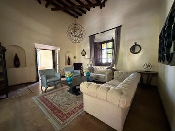 MAGNIFICA CASA EN CIRCUITO CON CASCO DE HACIENDA