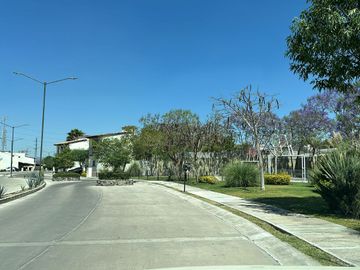 MAGNIFICA CASA EN CIRCUITO CON CASCO DE HACIENDA
