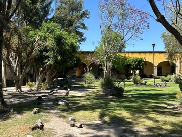 MAGNIFICA CASA EN CIRCUITO CON CASCO DE HACIENDA