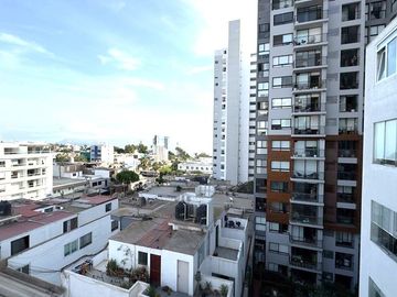 VENDO BONITO DPTO. MUY ILUMINADO CON VISTA AL MAR, A 50 MT. DEL CLUB CRICKET