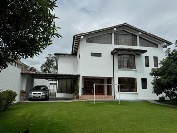 Venta Casa 650 m² Los Chillos (Urbanización San José del Valle)