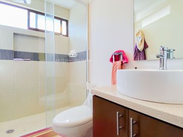 CASA BOSQUE ESMERALDA. 4 REC MODERNA SEGURIDAD JARDIN Y ROOF IMPECABLE