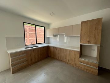 Venta Casa en Ciudad Celeste de Estreno - Samborondón - cerca al Colegio Alemán, Menor - C354